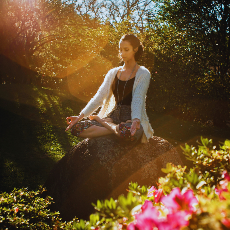 Une femme méditant dans la nature