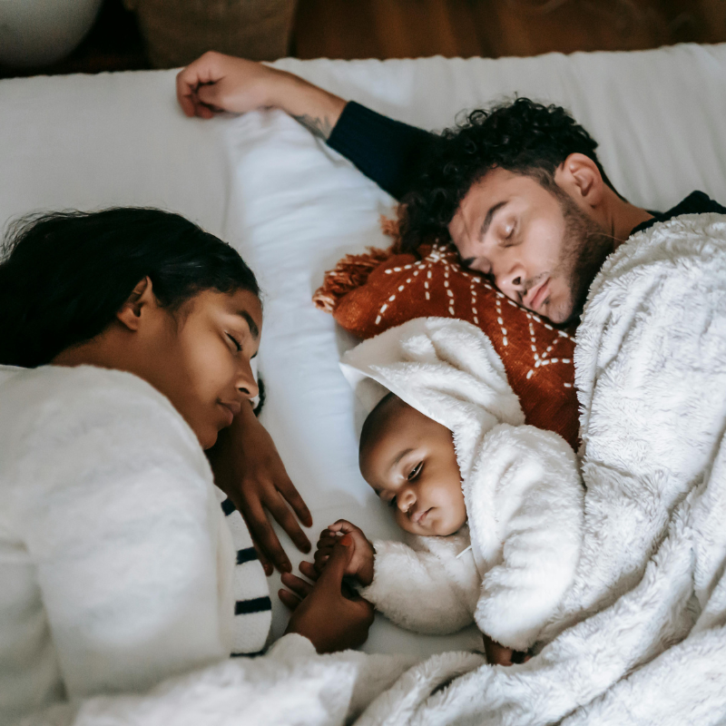 Cette image évoque des moments de détente et de sécurité, soulignant les bienfaits d'un sommeil de qualité pour la santé physique et mentale. Idéale pour des articles sur le sommeil, la santé familiale et le bien-être.